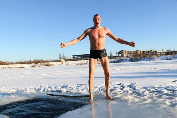 スリム ハンサムなスポーティな男 裸産業雪景色の中で 氷の水に飛び込むことウクライナ カ後冬 — ストック写真