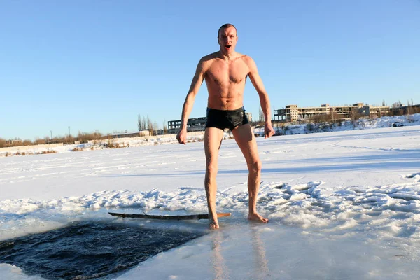 スリム ハンサムなスポーティな男 裸産業雪景色の中で 氷の水に飛び込むことウクライナ カ後冬 — ストック写真