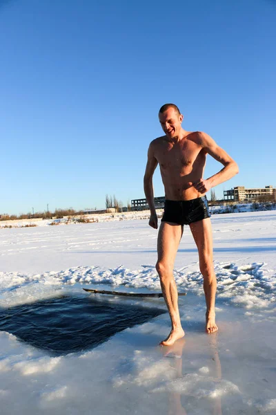 スリム ハンサムなスポーティな男 裸産業雪景色の中で 氷の水に飛び込むことウクライナ カ後冬 — ストック写真