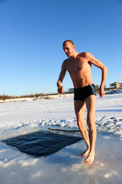 スリム ハンサムなスポーティな男 裸産業雪景色の中で 氷の水に飛び込むことウクライナ カ後冬 — ストック写真