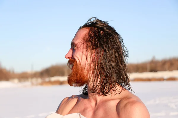若い良い探していると魅力的な男と筋肉ボディと 赤ひげ 氷風呂後ウェットを取って長い髪 スイミング プールの横にあるシャワー ハンサムな魅力的な男性 彼の胴体に水が落ちる ウクライナの晴れた冬の日 — ストック写真