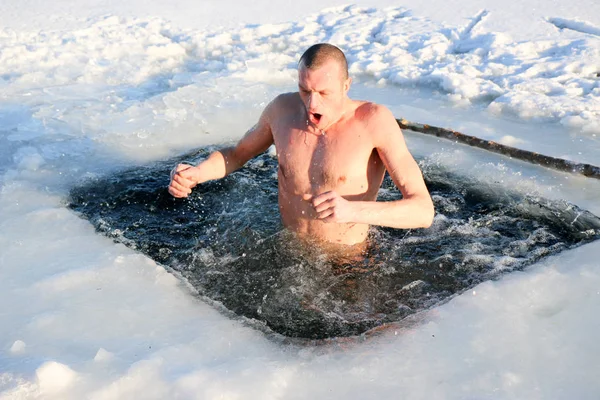 Ein Junger Schlanker Gutaussehender Kräftiger Athletischer Mann Nackt Winter Ins — Stockfoto