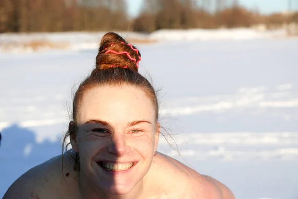 Beautiful Young Girl Woman Red Hair Smiles Enjoys Sun Swim — Stock Photo, Image