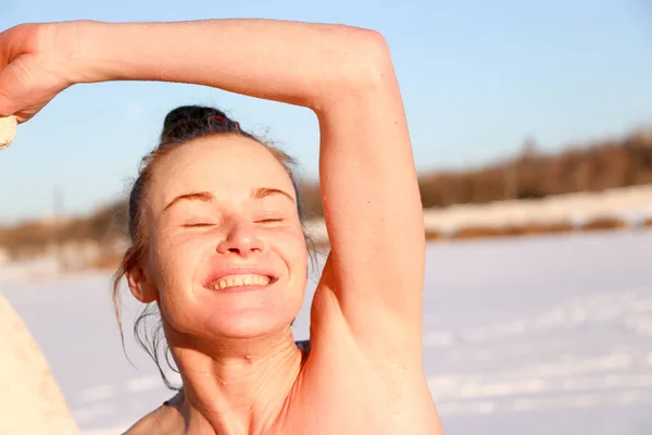 태양이 화창한 날에는 호수에 겨울에서 즐기는 풍경과 우크라이나 Shostka — 스톡 사진