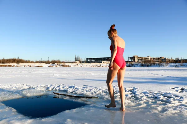 美しい少女 ピンクの水着で美しい晴れた日に湖で冬の冷たい水に飛び込む準備します ウクライナ スミ州ショ — ストック写真