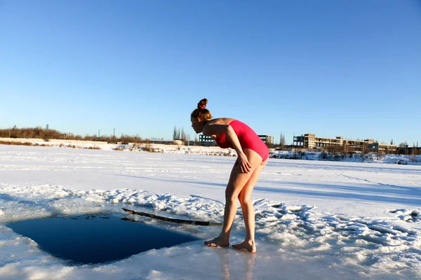 美しい少女 ピンクの水着で美しい晴れた日に湖で冬の冷たい水に飛び込む準備します ウクライナ スミ州ショ — ストック写真