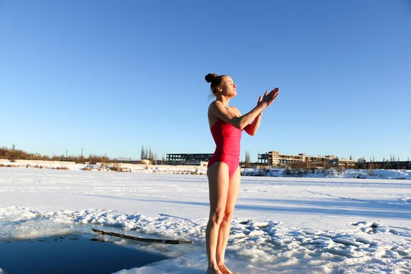 수영복 화창한 날에는 호수에 겨울에 물으로 다이빙을 우크라이나 Shostka — 스톡 사진