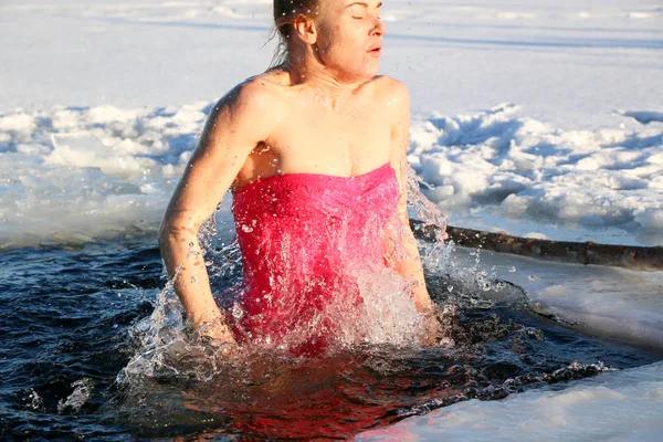 側ワンピース水着で 赤い髪の美しい少女 水に飛び込み氷冬の湖の美しい晴れた日に ウクライナ スミ州ショ — ストック写真