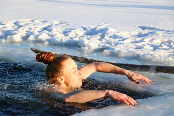 사이드 수영복 다이빙 물으로 겨울에는 호수에 화창한 우크라이나 Shostka — 스톡 사진
