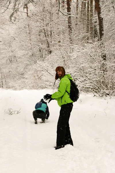 Schönes Glückliches Paar Das Schneebälle Wirft Und Spaß Winterpark Hat — Stockfoto