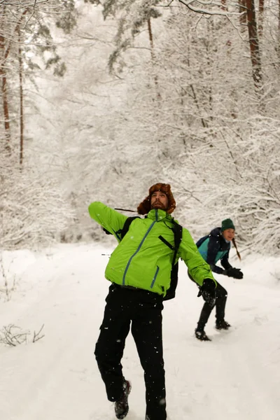 Krásný Šťastný Pár Házet Sněhové Koule Bavit Zimním Parku Zimě — Stock fotografie