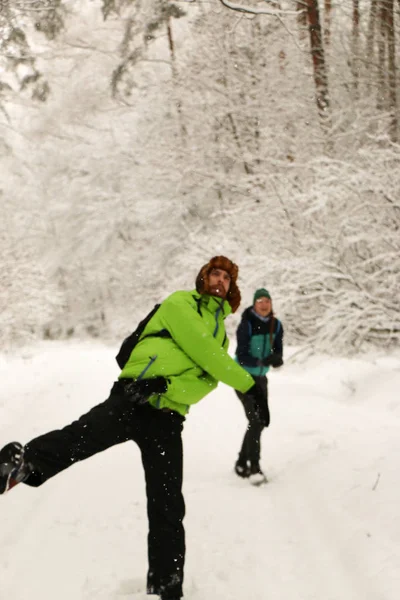 Schönes Glückliches Paar Das Schneebälle Wirft Und Spaß Winterpark Hat — Stockfoto