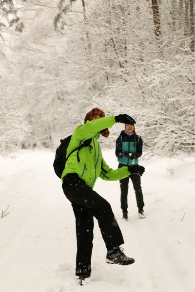 Vakkert Par Som Kaster Snøballer Har Det Gøy Vinterparken Folk – stockfoto