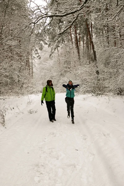 Schönes Glückliches Paar Das Schneebälle Wirft Und Spaß Winterpark Hat — Stockfoto