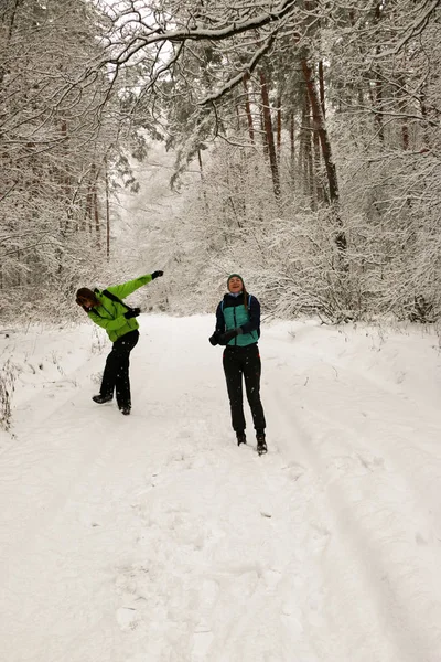 Vakkert Par Som Kaster Snøballer Har Det Gøy Vinterparken Folk – stockfoto