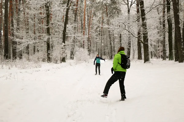 Schönes Glückliches Paar Das Schneebälle Wirft Und Spaß Winterpark Hat — Stockfoto