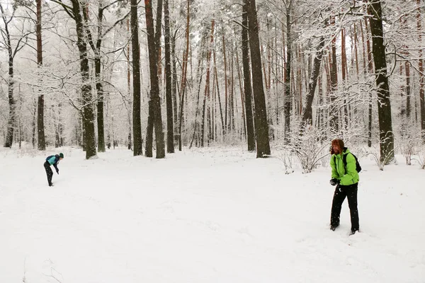 Mooi Gelukkig Stel Gooien Sneeuwballen Plezier Hebben Het Winterpark Mensen — Stockfoto