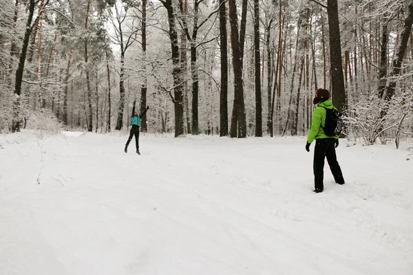 Beau Couple Heureux Jetant Des Boules Neige Amusant Dans Parc — Photo