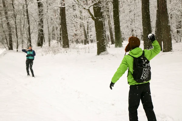 Hermosa Pareja Feliz Lanzando Bolas Nieve Divirtiéndose Parque Invierno Gente —  Fotos de Stock