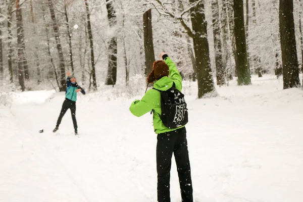 Schönes Glückliches Paar Das Schneebälle Wirft Und Spaß Winterpark Hat — Stockfoto