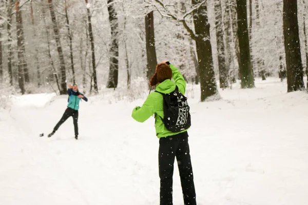 Schönes Glückliches Paar Das Schneebälle Wirft Und Spaß Winterpark Hat — Stockfoto