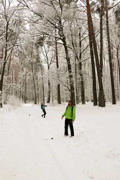 Schönes Glückliches Paar Das Schneebälle Wirft Und Spaß Winterpark Hat — Stockfoto