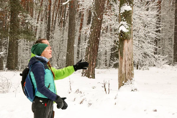 Winter Gehen Die Menschen Wald Spazieren Viel Schnee Herrliche Natur — Stockfoto