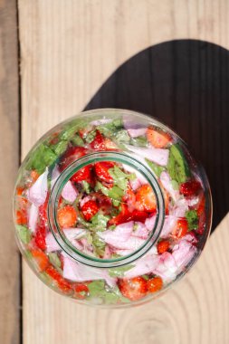 Ev yapımı taze çilek ve naneli limonata.