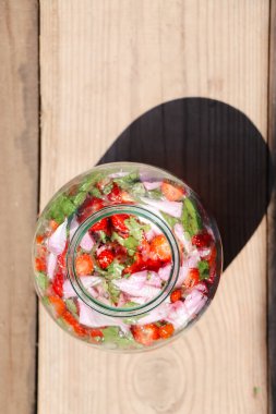 Ev yapımı taze çilek ve naneli limonata.