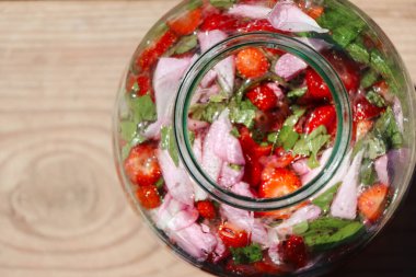 Ev yapımı taze çilek ve naneli limonata.