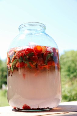 Ev yapımı taze çilek ve naneli limonata.