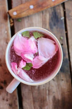 Ev yapımı taze çilek ve naneli limonata.