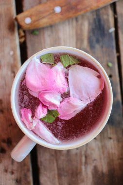 Ev yapımı taze çilek ve naneli limonata.