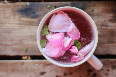 Ev yapımı taze çilek ve naneli limonata.