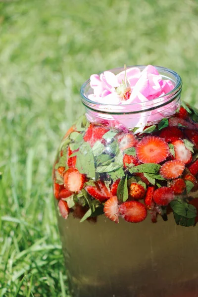 Hausgemachte Erfrischende Erdbeer Limonade Mit Rosenblüten Und Minze Glas Draußen — Stockfoto