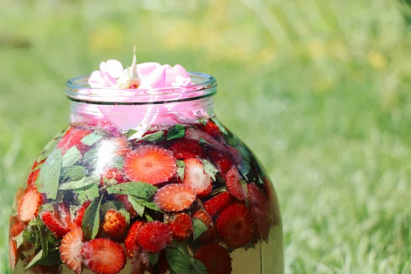 Making Homemade Refreshing Strawberry Lime Lemonade Rose Petals Mint Glass — Stock Photo, Image