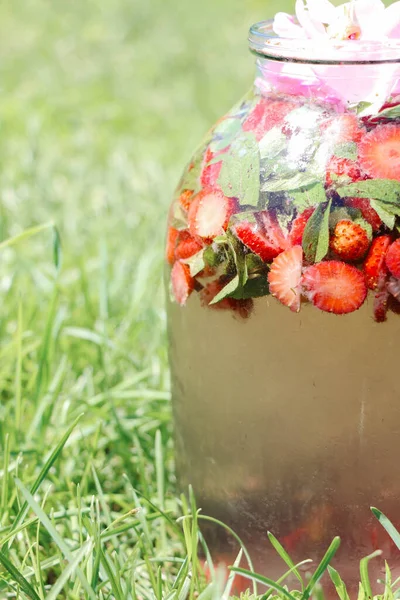 Hausgemachte Erfrischende Erdbeer Limonade Mit Rosenblüten Und Minze Glas Draußen — Stockfoto