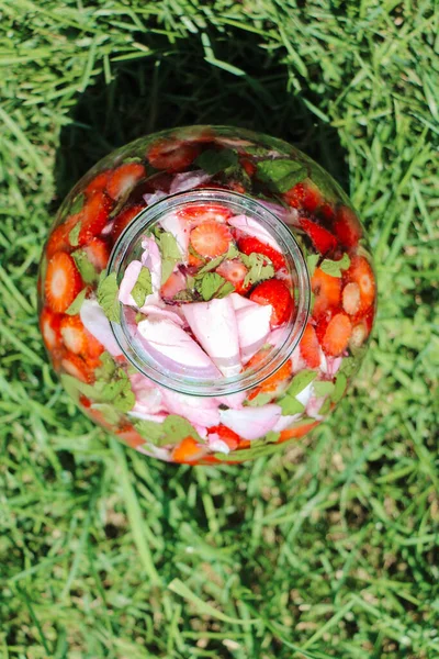 Preparação caseira refrescante limonada de morango e limão com hortelã — Fotografia de Stock