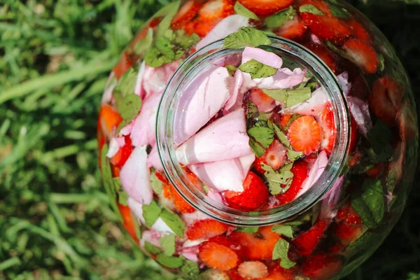 Préparation maison rafraîchissante à la fraise et citron vert limonade à la menthe — Photo