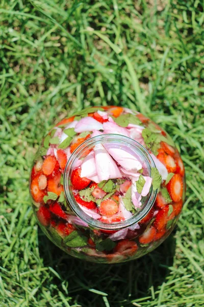Framställning hemlagad uppfriskande jordgubbe och lime lemonad med mynta — Stockfoto