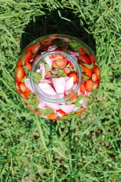 Preparação caseira refrescante limonada de morango e limão com hortelã — Fotografia de Stock