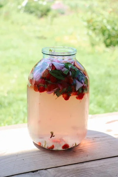 Préparation maison rafraîchissante à la fraise et citron vert limonade à la menthe — Photo