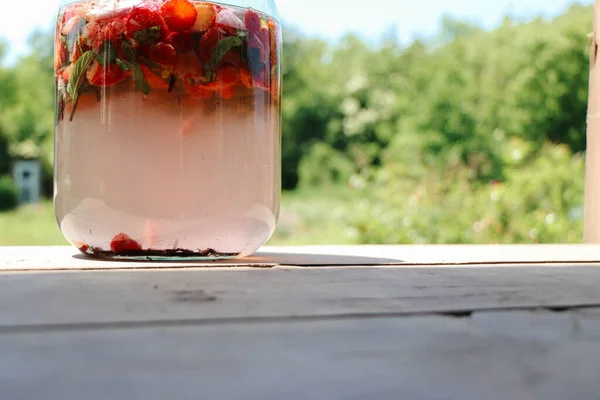 Framställning hemlagad uppfriskande jordgubbe och lime lemonad med mynta — Stockfoto