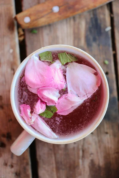 Ev yapımı taze çilek ve naneli limonata.