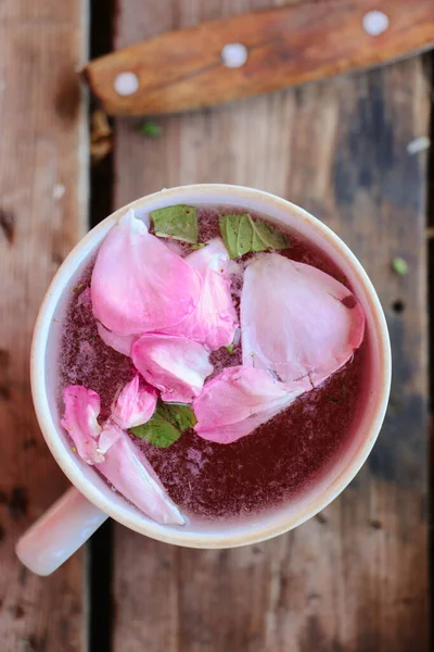 Ev yapımı taze çilek ve naneli limonata.