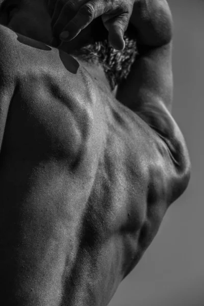 Siyah Beyaz Kaslı Bir Adamın Resmi Atletik Vücut Yakışıklı Kaslı — Stok fotoğraf