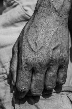 Erkek eli, kaslı bir adamın siyah-beyaz görüntüsü, atletik vücut, kasların güzel erkeksi biçimleri, rahatlama. Güzel güçlü ve esnek vücut, seksi cazibe.