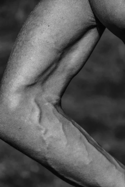 Manos Masculinas Cerca Imagen Blanco Negro Hombre Musculoso Cuerpo Atlético —  Fotos de Stock