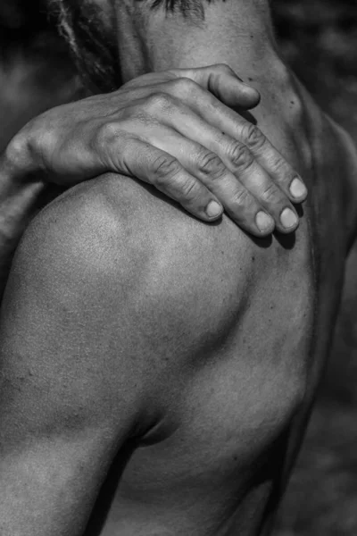 Αρσενικά Χέρια Κοντινά Ασπρόμαυρη Εικόνα Ενός Μυώδους Άνδρα Αθλητικό Σώμα — Φωτογραφία Αρχείου