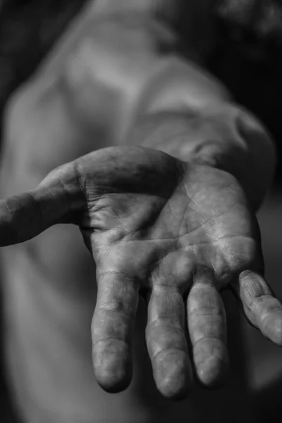 Mężczyzna Ręce Zbliżenie Czarno Biały Obraz Muskularny Mężczyzna Atletyczny Ciało — Zdjęcie stockowe